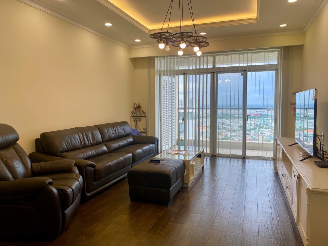 Ban công Riverside Residence hướng Đông Bắc đón nắng sáng